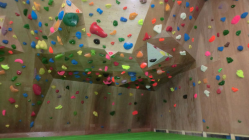 栃木県のクライミング施設「クライミングジム FLASH（フラッシュ）」